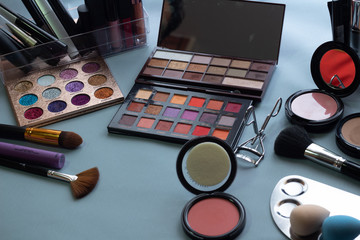 Materiales de maquillaje sobre una mesa 