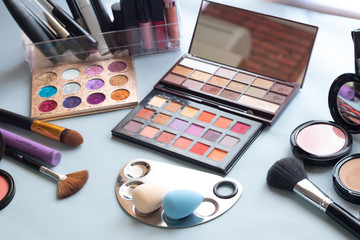Materiales de maquillaje sobre una mesa 
