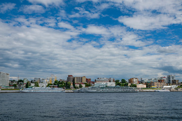 Naklejka premium summer, walk, river,water, urban, landscape, dal, space, observation, architecture, buildings, trees, technician, ship, blue, sky, white, clouds, beauty