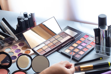 Materiales de maquillaje sobre una mesa 