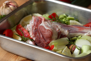 Hintere Lammhaxe mit Gemüse, Ratatouille in Bratreine