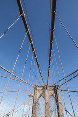 Fototapeta premium Pionowe szczegóły mostu Brooklyn Bridge w Nowym Jorku.