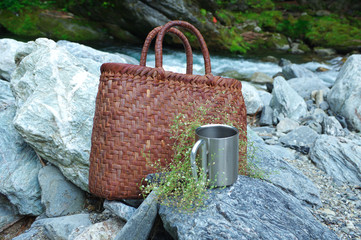 山葡萄の手提げ籠とコーヒー