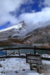 北海道 秋の大雪山旭岳 ( Snow-capped Mount Asahi at the Daisetsuzan National Park, Hokkaido, Japan )