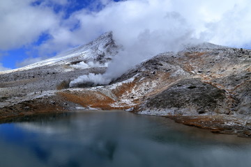 北海道 秋の大雪山旭岳 ( Snow-capped Mount Asahi at the Daisetsuzan National Park, Hokkaido, Japan )