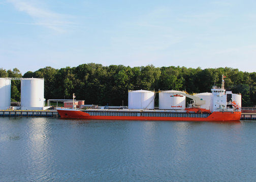 Schiff bunkert &Ouml;l im Hafen