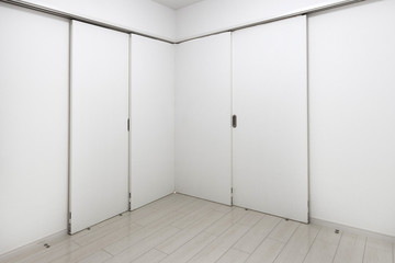 マンションの内装　Simple unfurnished apartment space