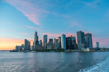 Fototapeta premium View of Manhattan Skyline During Sunset From Ferry