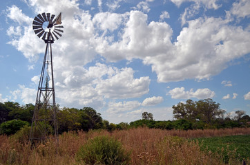 Día de campo otoñal, molino de viento y nubes