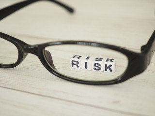 眼鏡のレンズを通してみたRISKの単語