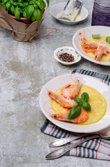 Large untreated shrimp with polenta