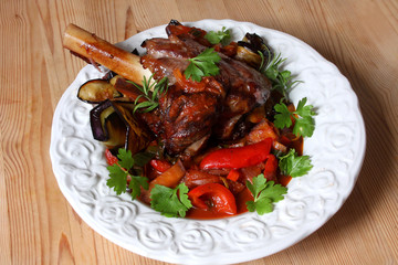 Geschmorte Lammhaxe mit Ratatouille Provenciale