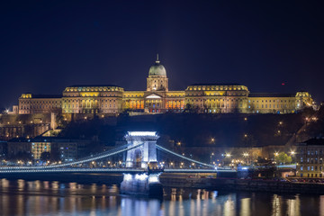 Naklejka na ściany i meble Night view of the famous Széchenyi Chain Bridge with Buda Castle