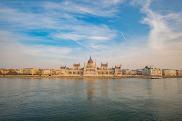 Obraz premium Exterior view of the Hungarian Parliament Building with River Danube