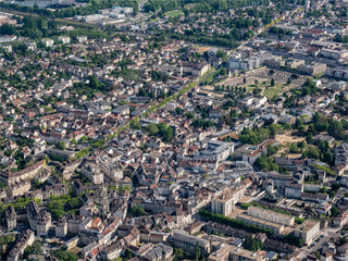 Fototapeta premium vue aérienne de la ville de Mantes-la-Jolie dans les Yvelines en France