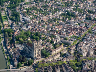 vue aérienne de la ville de Mantes-la-Jolie et sa collégiale dans les Yvelines en France