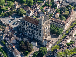 vue aérienne de la collégiale de Mantes-la-Jolie dans les Yvelines en France
