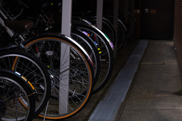 Obraz premium close-up row of parked bicycle wheel