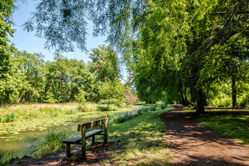 banc public sur le lac de Soustons dans les Landes