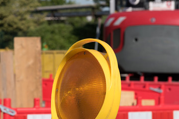 Eine Warnlampe an einer Baustelle