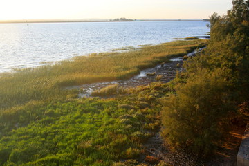 Obraz premium sunset in the ria de huelva beaches of spain