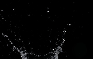 Salpicaduras de agua sobre fondo negro