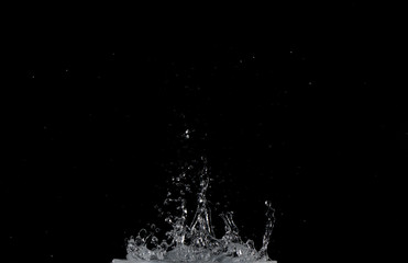 Salpicaduras de agua sobre fondo negro