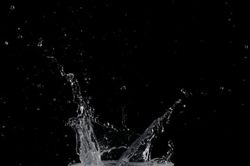Salpicaduras de agua sobre fondo negro - obrazy, fototapety, plakaty