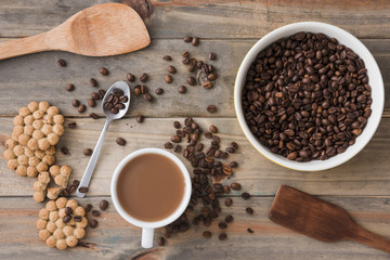 Bovenaanzicht koffiekopje met granen en lepels