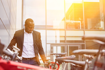 Afrikanischer Geschäftsmann schließt Fahrrad an