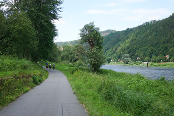 Der Elberadweg in der Sächsichen Schweiz nahe Schmilka