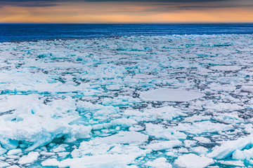 Obraz premium norway landscape ice nature of the glacier mountains of Spitsbergen Longyearbyen Svalbard arctic ocean winter polar day sunset sky