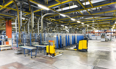 moderne Maschinen in einer Industriefabrik - Technik und Interior in der Großdruckerei // modern...