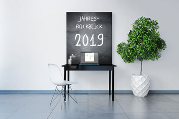 Arbeitsplatz mit Kreidetafel und Nachricht "Jahresrückblick 2019"