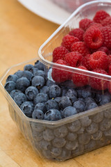 Himbeeren und Blaubeeren