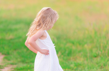 Obraz premium Beautiful blond little girl in the field