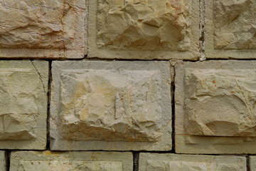 Mur de pierre régulières retaillées avec bords lisses.