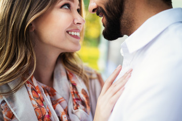 Naklejka premium Happy young couple hugging and laughing outside