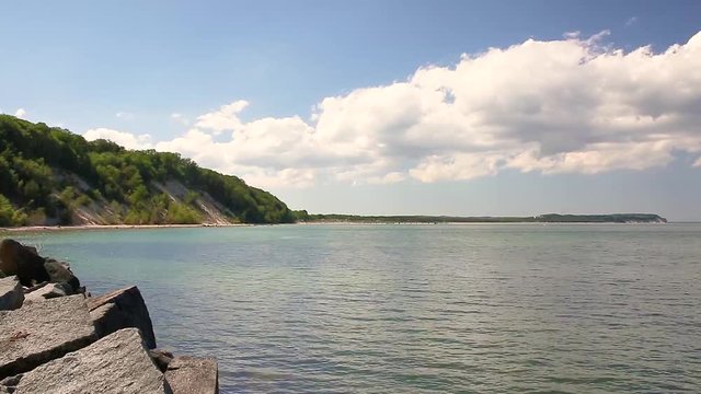 Panorama am Strand mit sanften Wellen auf dem Wasser der Ostsee - Nordstrand von Göhren auf der Insel Rügen (Zeitraffer)
