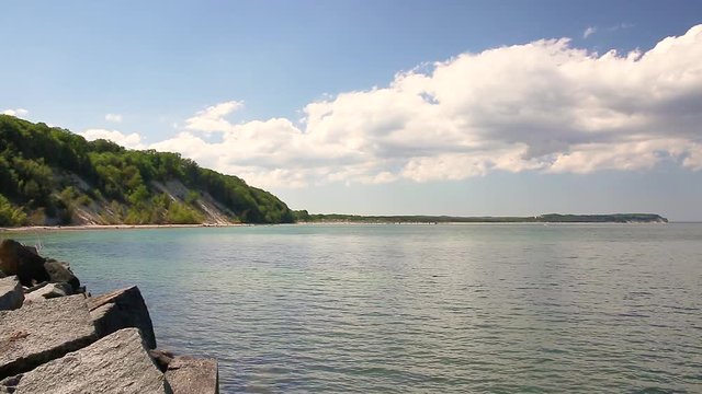 Panorama am Strand mit sanften Wellen auf dem Wasser der Ostsee - Nordstrand von Göhren auf der Insel Rügen