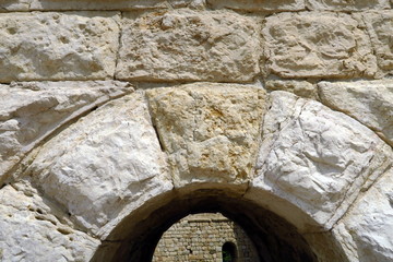 Mur en pierre avec arche voûtée