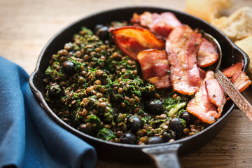 Brown lentils with spinach, black olives and fried bacon 