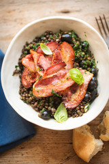 Brown lentils with spinach, black olives and fried bacon 