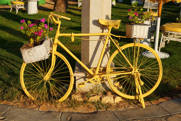 Fototapeta na wymiar bicycle yellow decoration with flowers