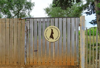 Restricted area. Accès réservé aux moines.