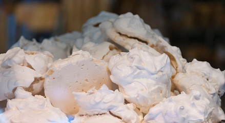 Exhibicion de merengues en una pastelería