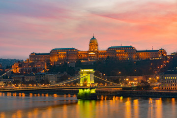 Naklejka na ściany i meble Night view of the famous Széchenyi Chain Bridge with Buda Castle