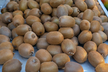 Kiwis en puesto del mercado de la calle