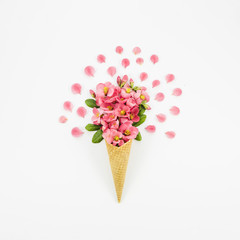 Bouquet of flowers with cornet © Freepik