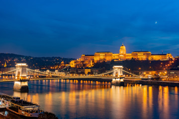 Fototapeta na wymiar Night view of the famous Széchenyi Chain Bridge with Buda Castle